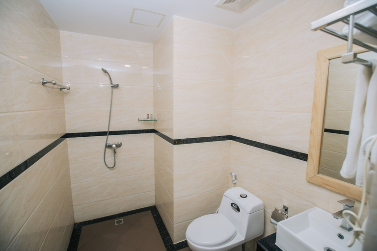 Bathroom 3, Hotel Kamarkyi, Yangon