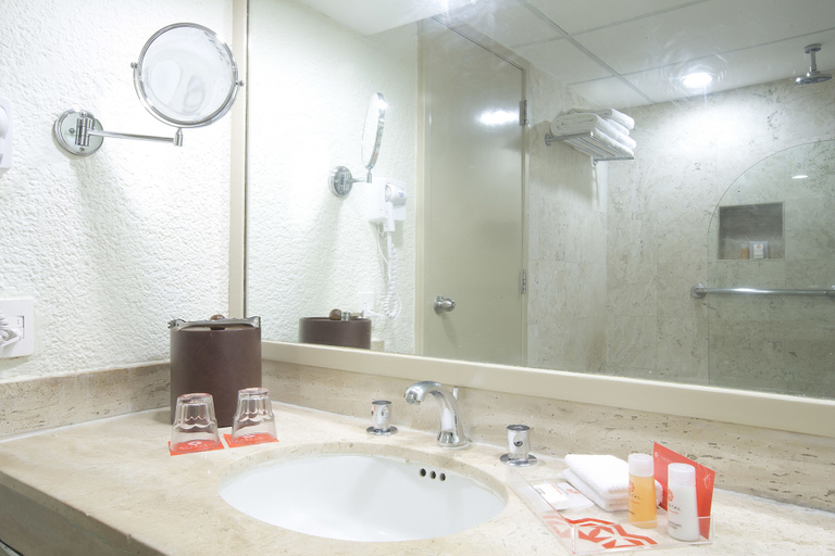Bathroom 4, Krystal Cancun All Inclusive, Benito Juárez