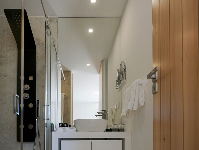 Bathroom 3, Portovella, Baião