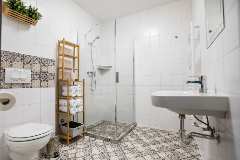 Bathroom 3, Budapest Passage, Budapesti