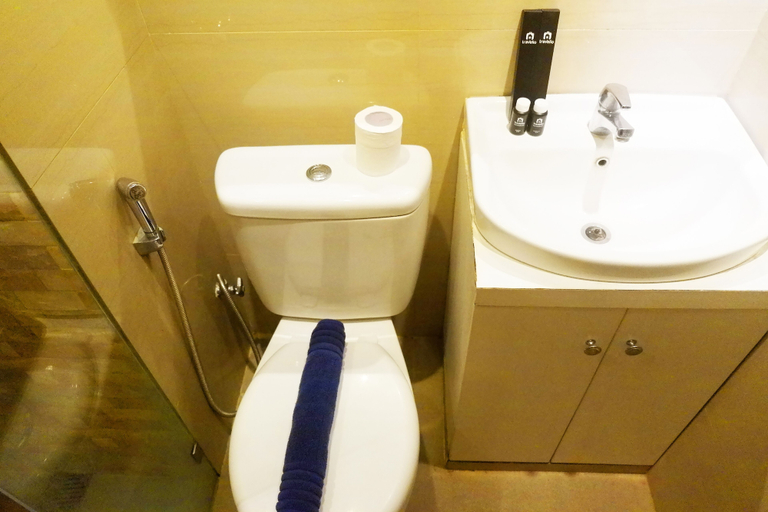 Bathroom 2, Modern Studio Apartment at Tanglin Tower Supermall Mansion, Surabaya