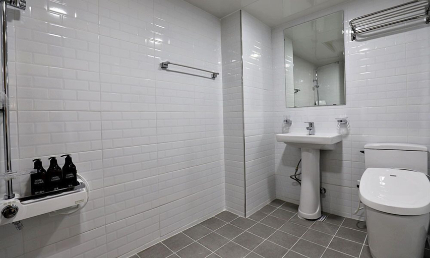 Bathroom 4, Incheon Illuwa, Jung