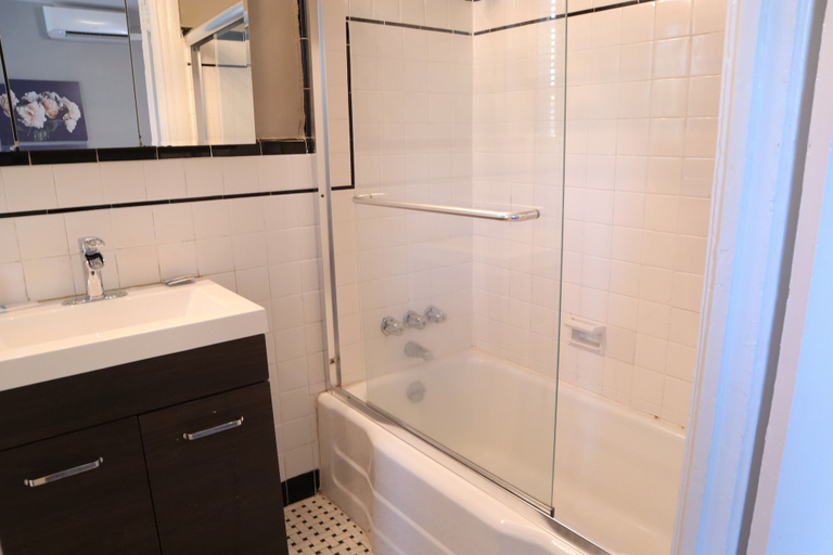 Bathroom 4, Midtown Suites, Philadelphia