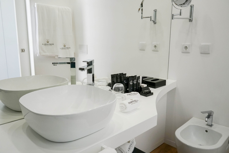 Bathroom 3, Portovella, Baião