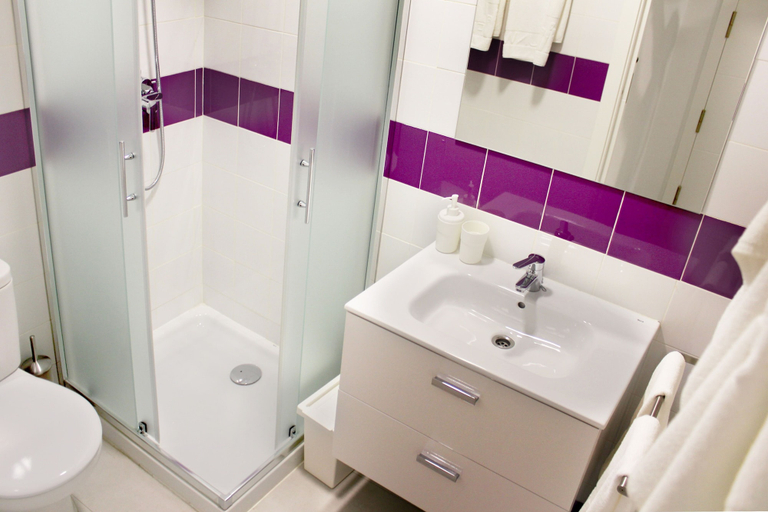 Bathroom 3, Apartamentos Funway Hostel, Madrid