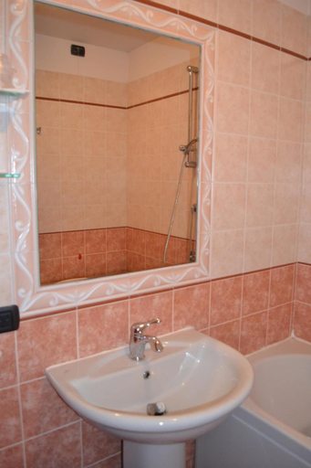Bathroom 3, Hotel Maita, Lucca