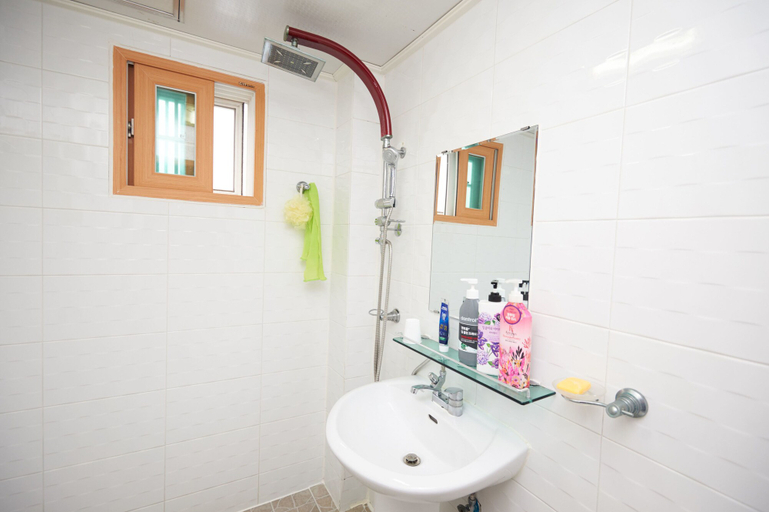 Bathroom 3, Sand Beach Pension, Geoje