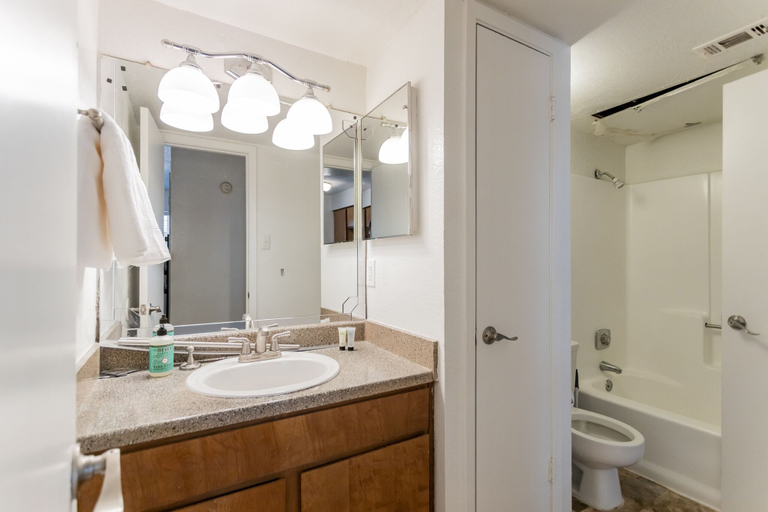 Bathroom 4, The Modern Midland Flats, Midland