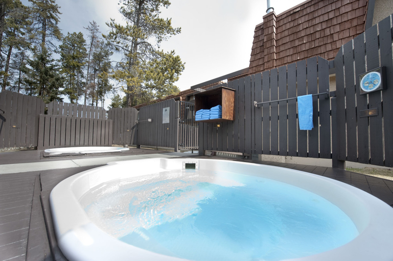 Sport & Beauty 5, Tonquin Inn, Division No. 15