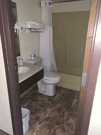 Bathroom 4, Northern Lights Inn Rugby, Pierce