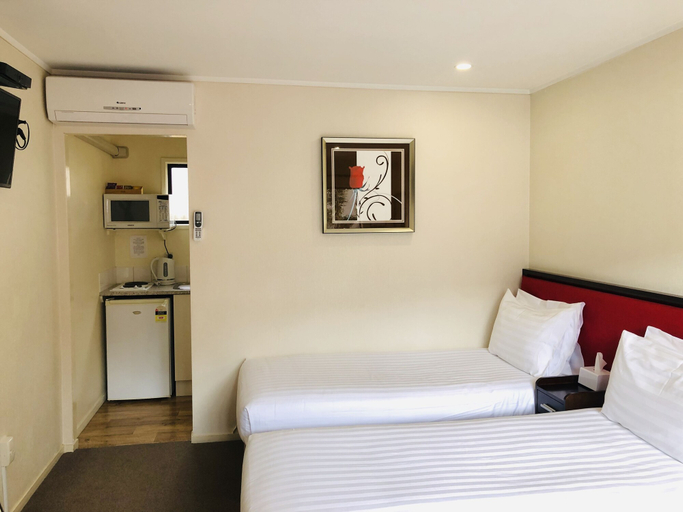 Bedroom 2, Tudor Court Motor Lodge, Waitakere