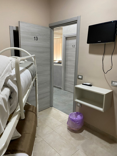 Bedroom 3, Hotel Poker, Napoli