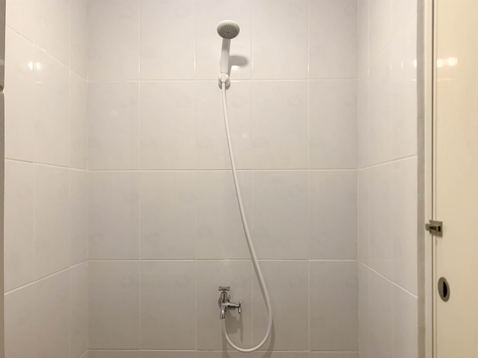 Bathroom 5, Simple and Cozy Stay Studio Room Tokyo Riverside PIK 2 Apartment By Travelio, Tangerang