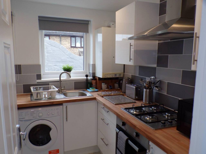 Others 5, Inviting 3-bed Apartment in Southend-on-sea, Southend-on-Sea