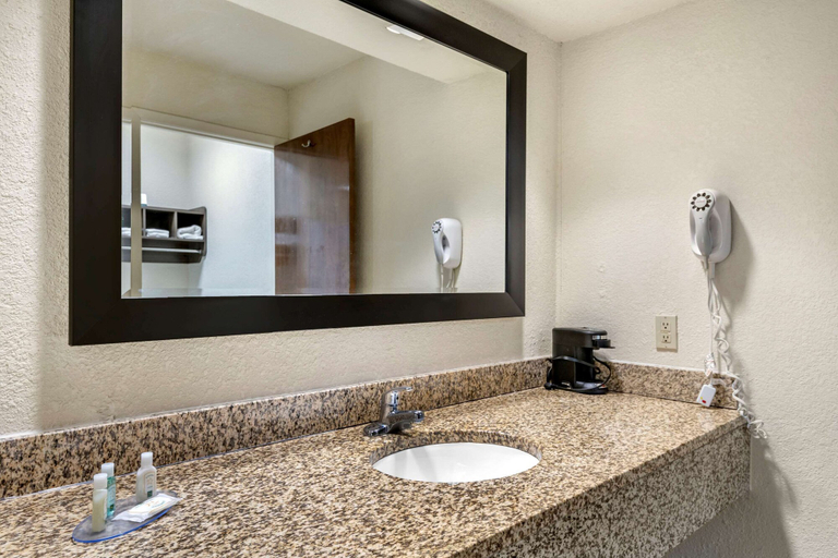 Bathroom 5, Quality Inn San Angelo, Tom Green