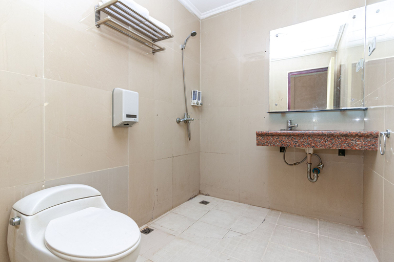 Bathroom 3, RedDoorz Premium @ Hotel Ratu Residence, Jambi