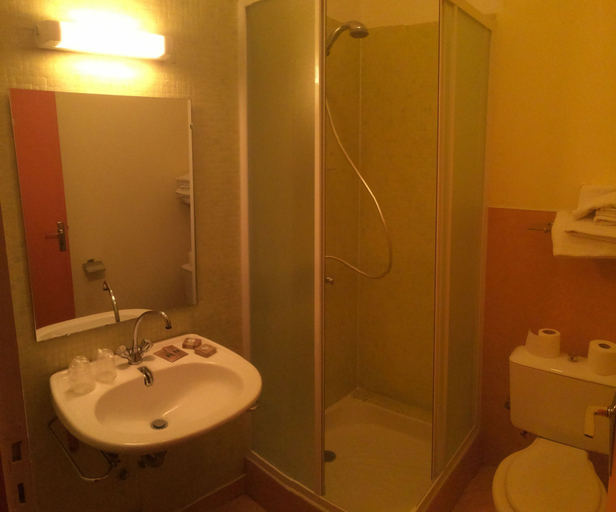 Bathroom 5, L'Agapanthe, Aveyron