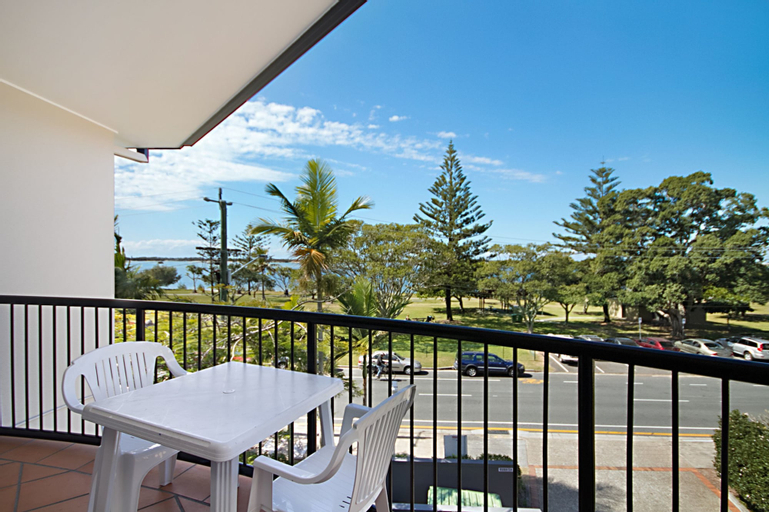 Exterior & Views 18