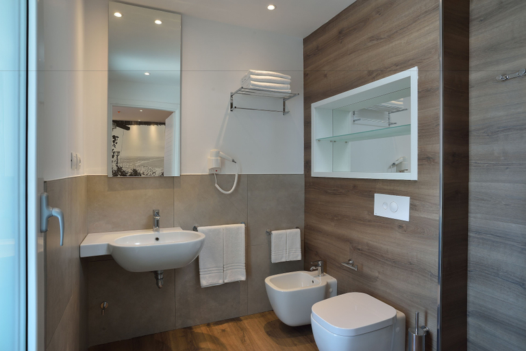 Bathroom 5, Embassy Hotel & SPA, Rimini