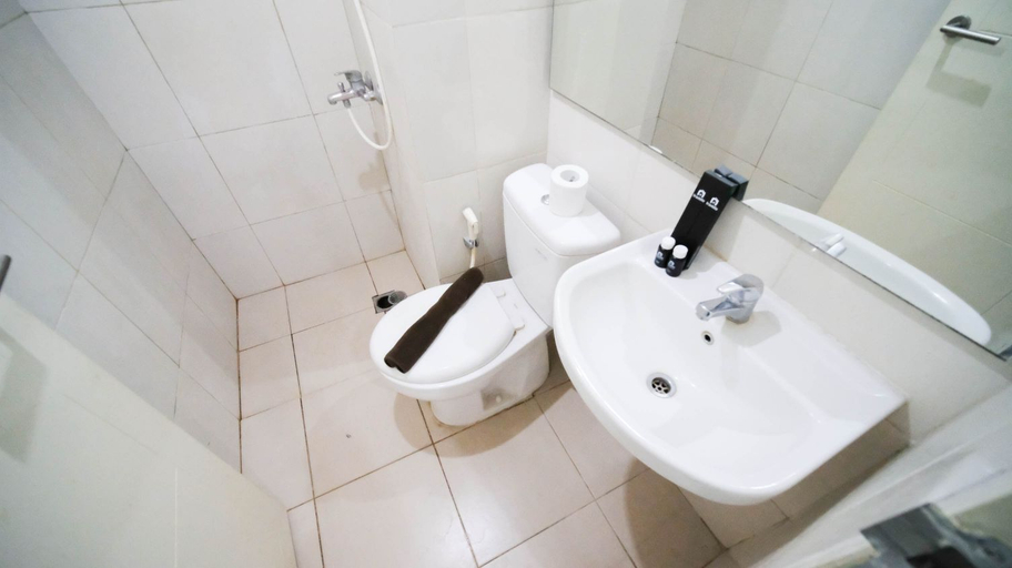 Bathroom 5, Modern and Cozy Stay Studio Apartment at Tanglin Supermall Mansion By Travelio, Surabaya