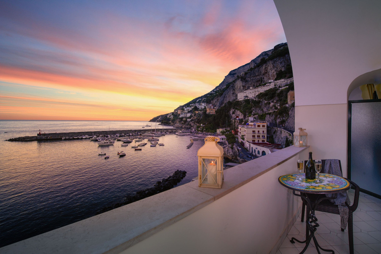 Exterior & Views