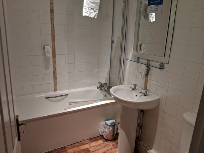 Bathroom 3, White Hart, Andover by Marston's Inns, Hampshire