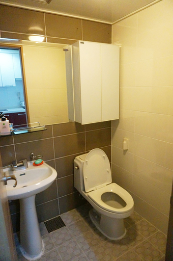 Bathroom 4, EAN Residence Hotel, Daedeok
