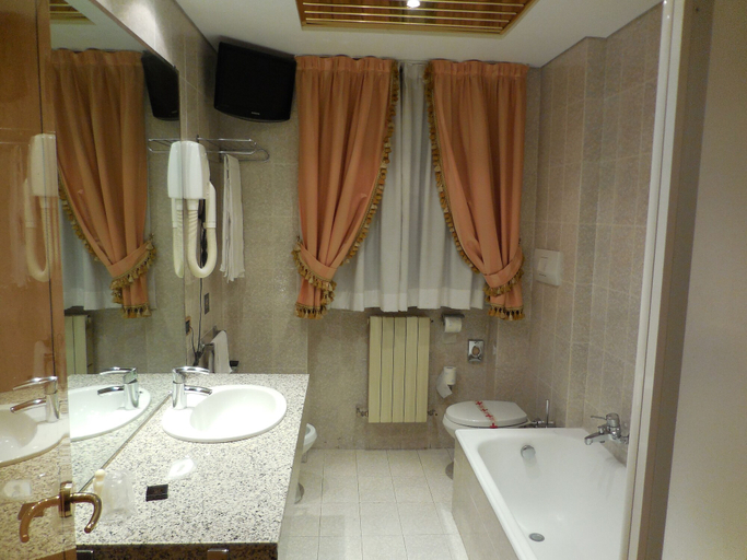 Bathroom 3, Hotel Roma, Milano