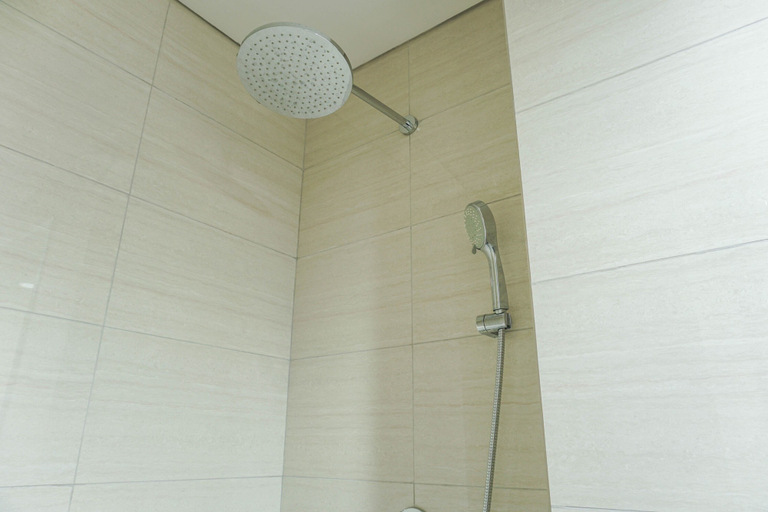 Bathroom 5, Comfortable Design Studio Apartment Ciputra International By Travelio, West Jakarta