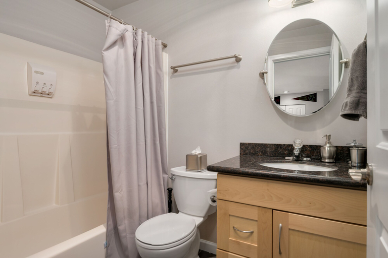 Bathroom, Seattle Vacation Home: Thomas Lodge Boston, Seattle