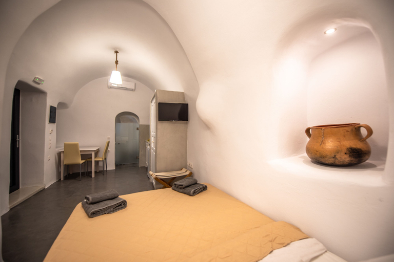 Bedroom 3, Caves 1880, South Aegean