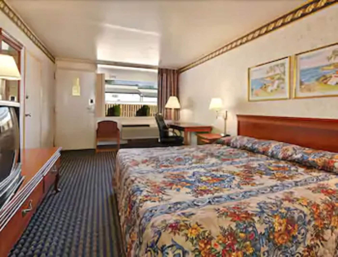 Bedroom 3, Ramada by Wyndham Baltimore West, Baltimore