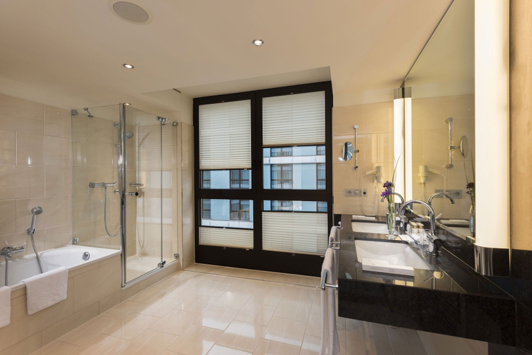 Bathroom 5, Maritim Hotel Düsseldorf, Düsseldorf