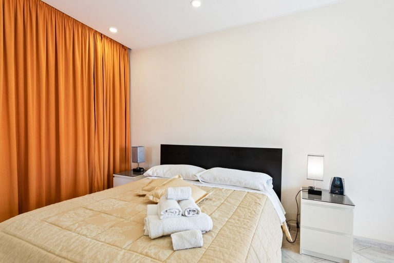 Others 3, Castello Ursino Balcony Apartment, Catania