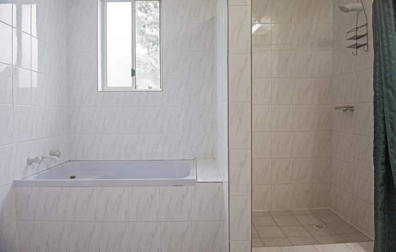 Bathroom 4, Huskisson Bayside Resort, Shoalhaven - Pt B