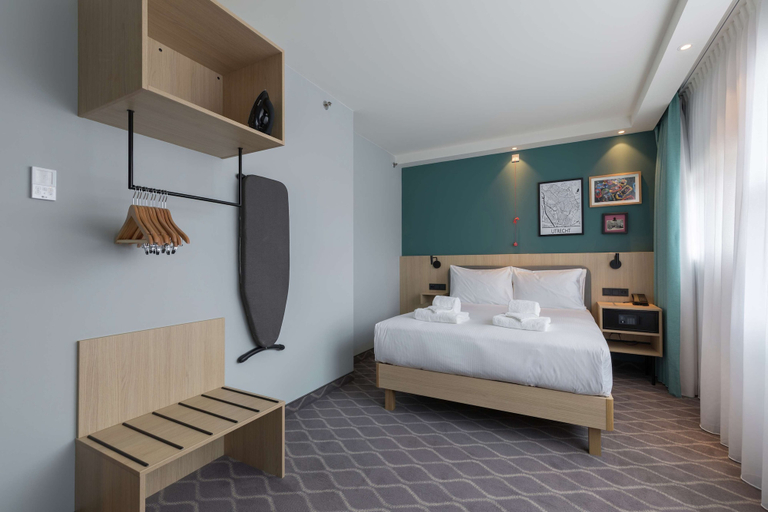 Bedroom 5, Hampton by Hilton Utrecht Central Station, Utrecht