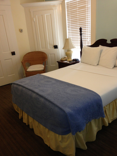 Bedroom 3, Lakeside Inn, Lake
