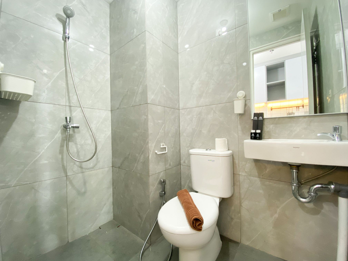 Bathroom 5, Cozy Stay Studio at Sayana Bekasi Apartment By Travelio, Bekasi
