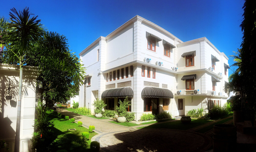 Exterior & Views