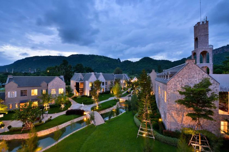 Exterior & Views