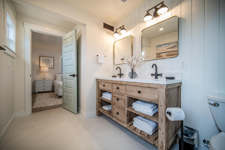Bathroom 3, Ocean Mist, Clatsop