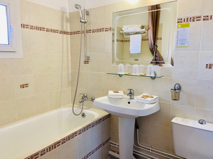 Bathroom 4, Hotel Porte de Camargue, Bouches-du-Rhône