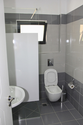 Bathroom 3, Maxi's Apartments, Sarandës