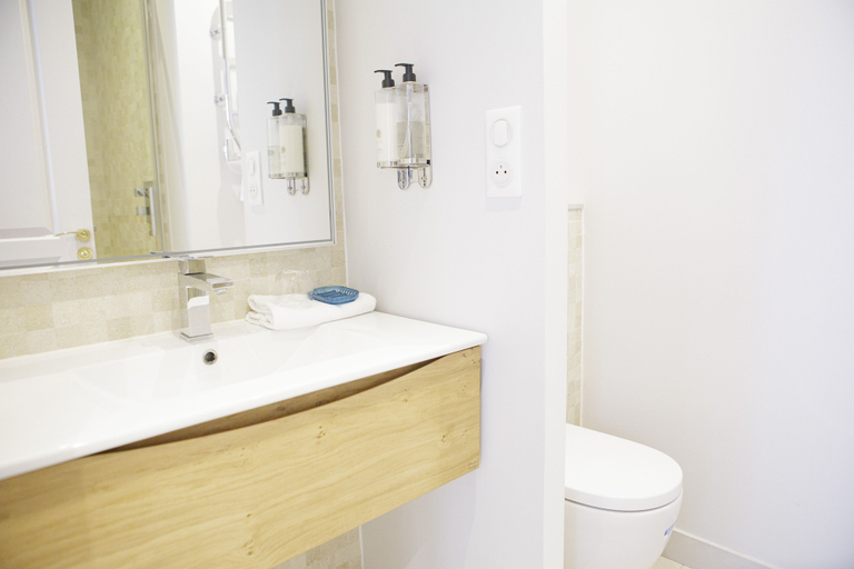 Bathroom 5, Les Apparts de l'Oncle Louis, Yvelines