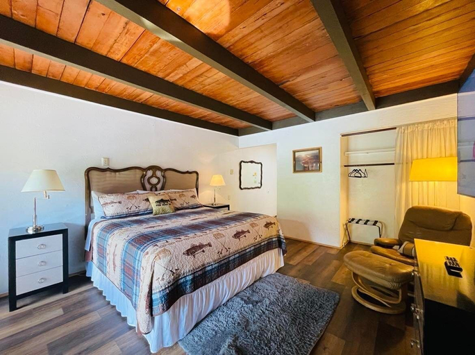 Bedroom 2, Riverfront Lodging, Jackson