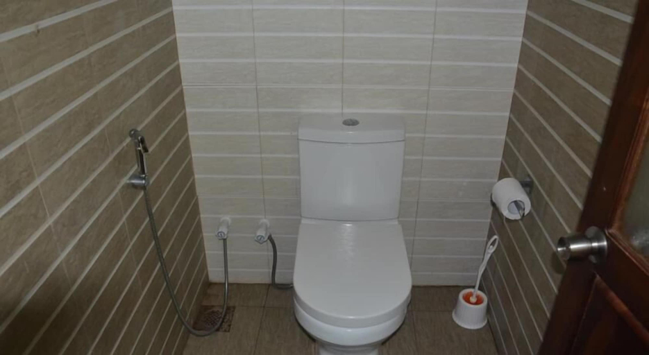 Bathroom 4, Time N Tide Beach Resort, Hikkaduwa