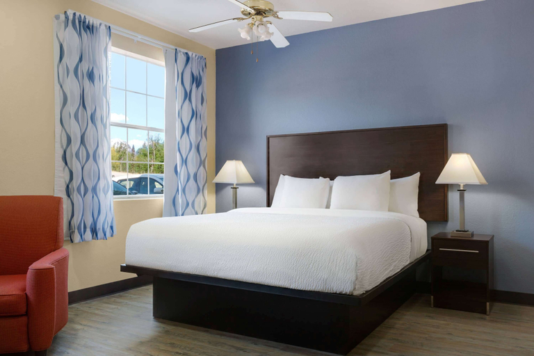 Bedroom 4, Days Inn & Suites Euless Dfw Airport South, Fort Worth