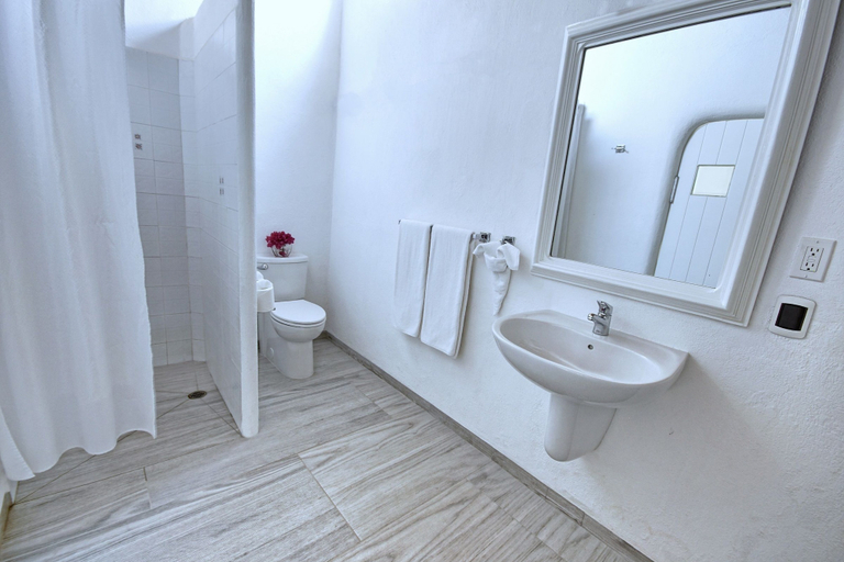 Bathroom 5, Los Milagros Hotel, La Paz