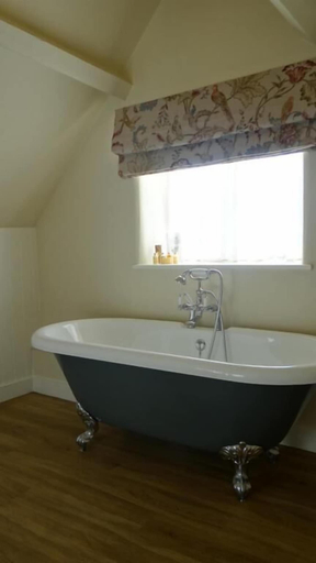 Bathroom 5, The Colesbourne Inn, Gloucestershire