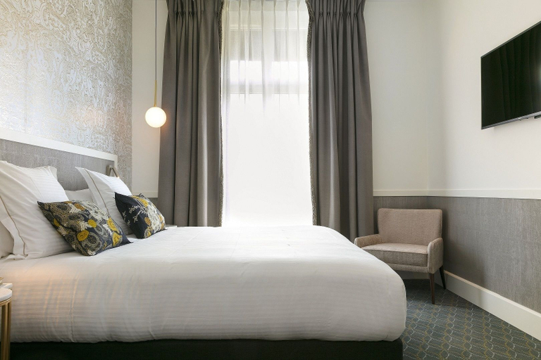 Bedroom 3, Hotel Continental - Reims, Marne